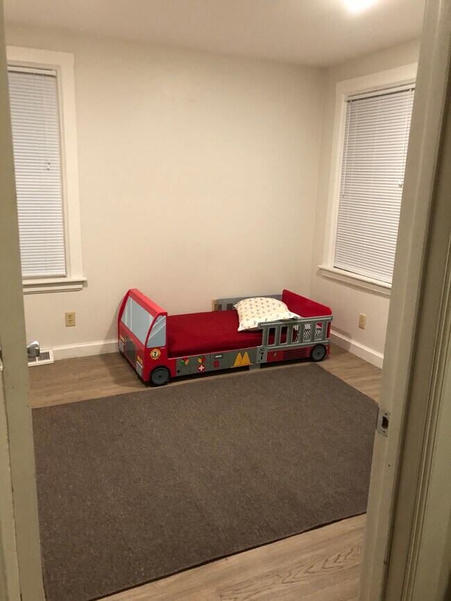 Smaller bedroom - 412 Howland Ave