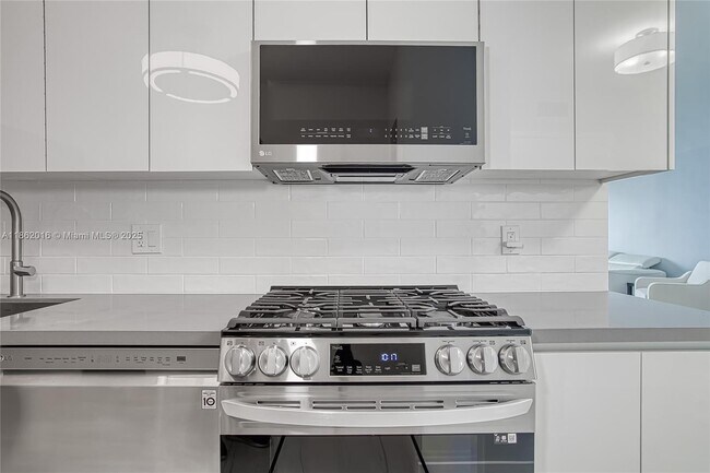 Building Photo - 3140 S Ocean Dr