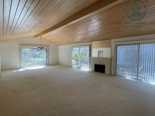 Building Photo - Two Bed Home in Country Club Gate Community