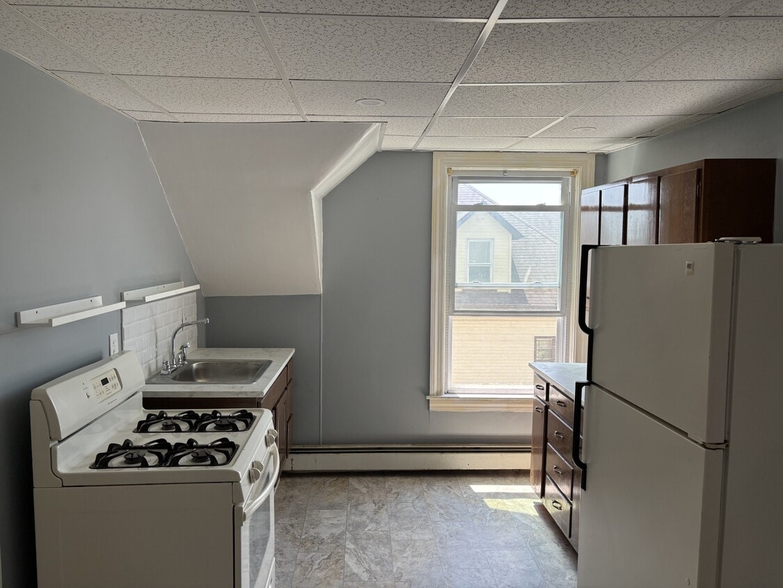 Eat-in Kitchen - 48 Grove St