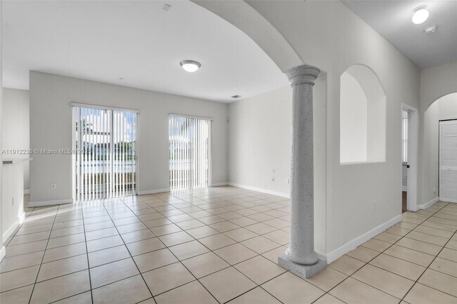 Foto del edificio - 8920 NW 180th Terrace