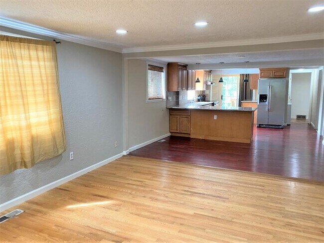 Building Photo - 5 bedroom in Seattle WA 98115