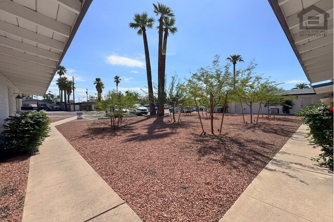 Building Photo - 1320 N 48th Pl