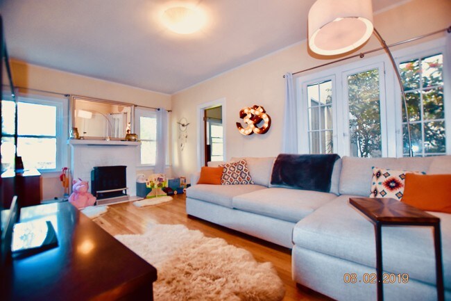 Living Room - 606 Ashland Ave