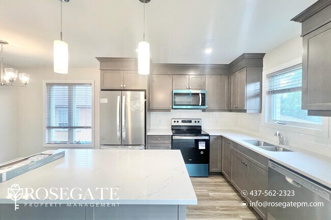 Building Photo - Spacious 3 Bed 2.5 Bath Apartment in Centr...