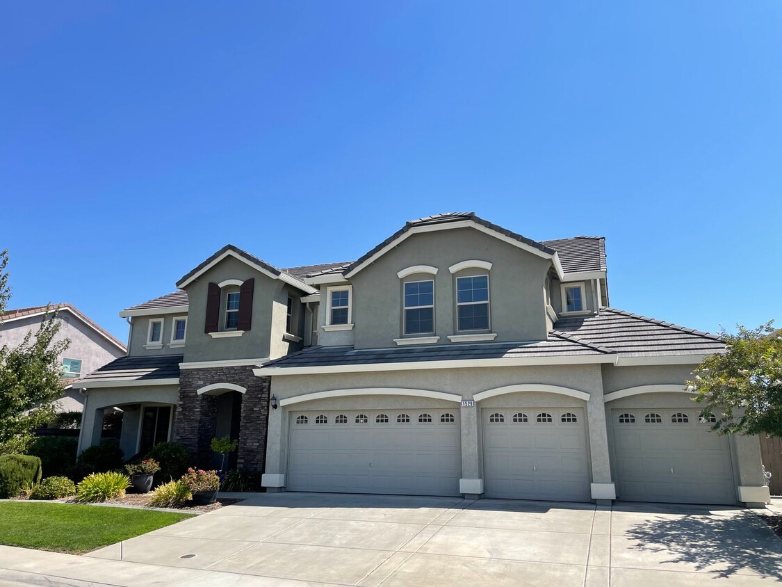 Foto principal - BEAUTIFUL ROCKLIN HOME WITH 5 BEDROOMS, 4....