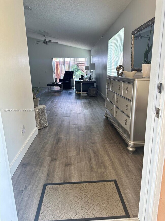 Foto del edificio - 4025 Pine Ridge Ln