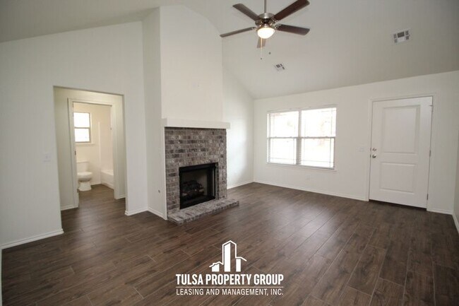Building Photo - 519 W Chestnut St. Coweta OK 74429