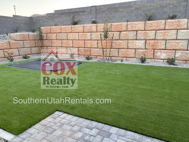 Foto del edificio - Brand New 6 bedroom with RV Garage and Hot...