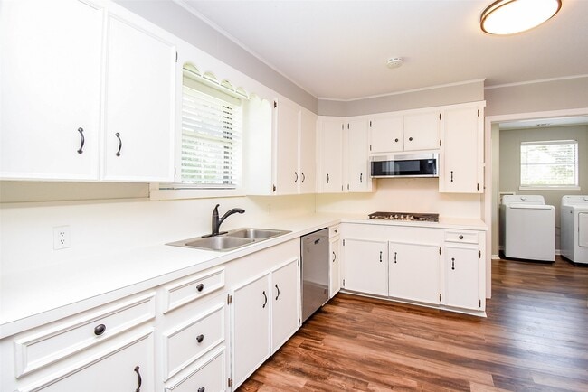 Building Photo - 1119 Edgewood Dr