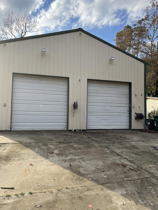 Building Photo - 380 Di-Cindy Ln