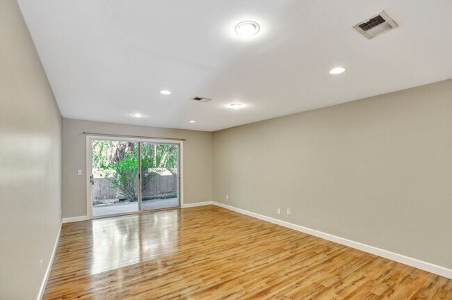 Building Photo - Great Location! Close to Folly Beach and D...