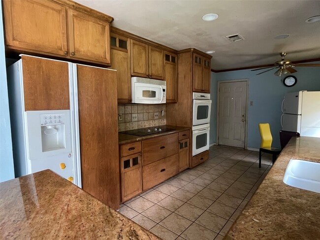 Foto del edificio - 8814 Birdwood Rd