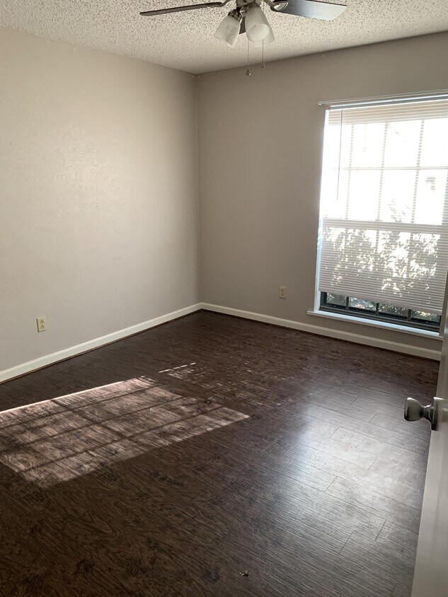 Primary Photo - 305 Meadowbrook Dr