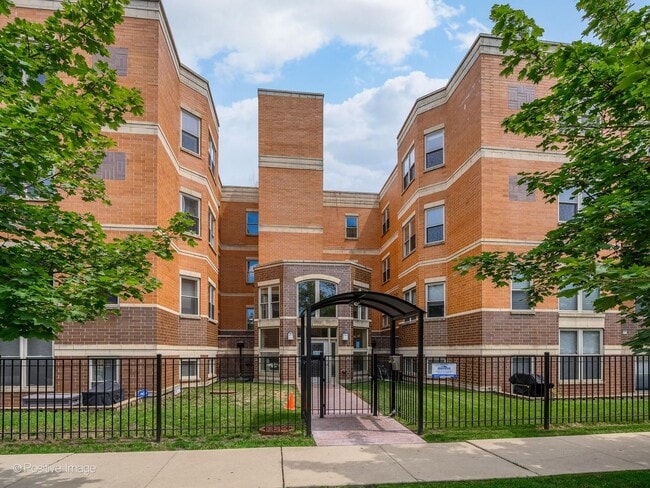 Building Photo - 6015 N Mozart St