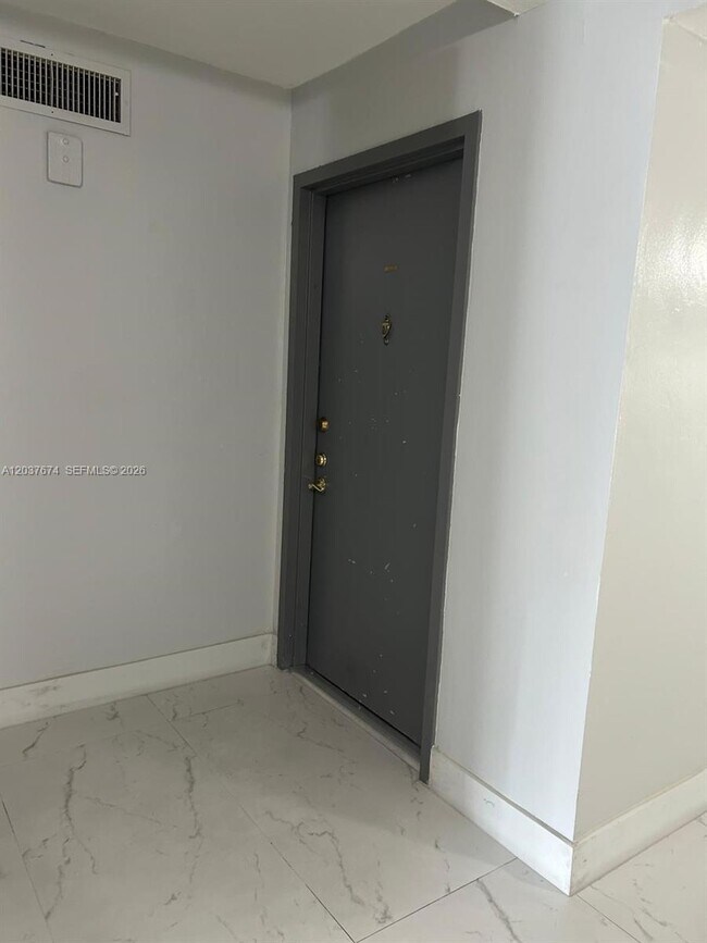 Foto del edificio - 9320 Fontainebleau Blvd
