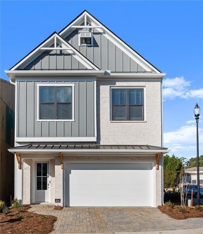 Building Photo - 136 Village Green Ave