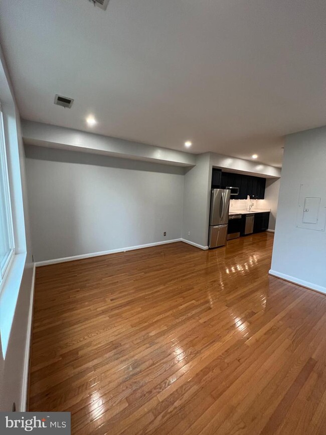 Building Photo - 1362 Kenyon St NW