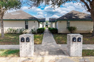 Building Photo - 1106 Lexington Cir