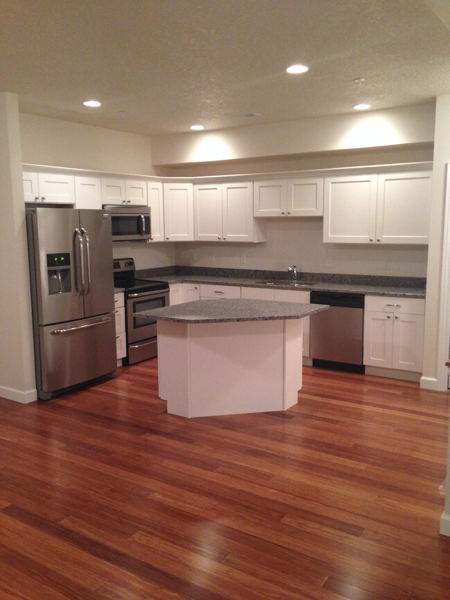 City Center Townhomes 220 E 37th St Davenport, IA Apartments for