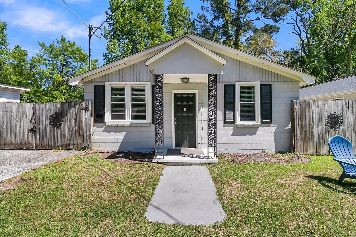 Primary Photo - Charming West Ashley Bungalow