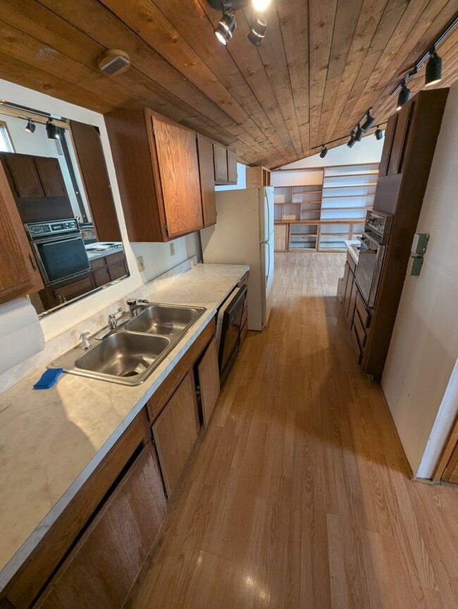 Building Photo - 2 bed/2.5 bath single family home w/ bonus...