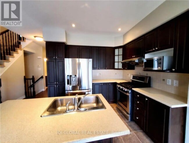 Building Photo - 211 Jersey Tea Cir