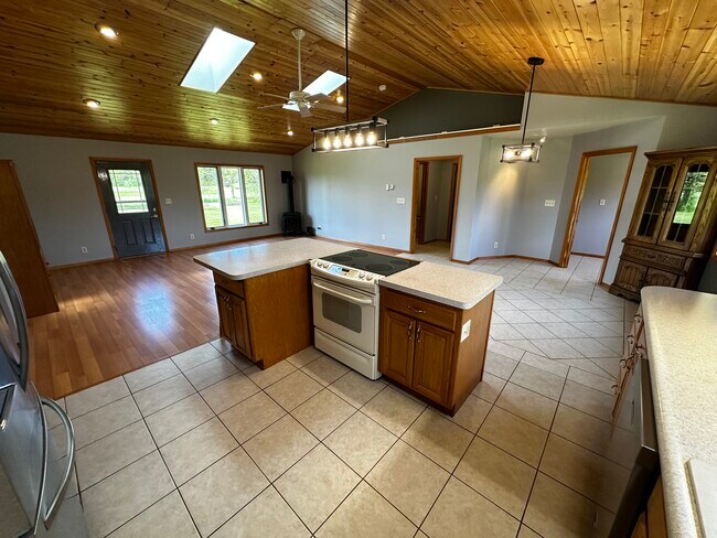 Building Photo - 1139 W Knife River Rd