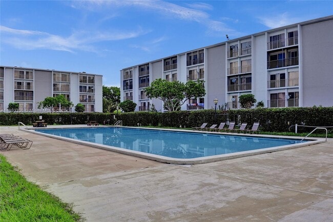 Foto del edificio - 8720 N Sherman Cir