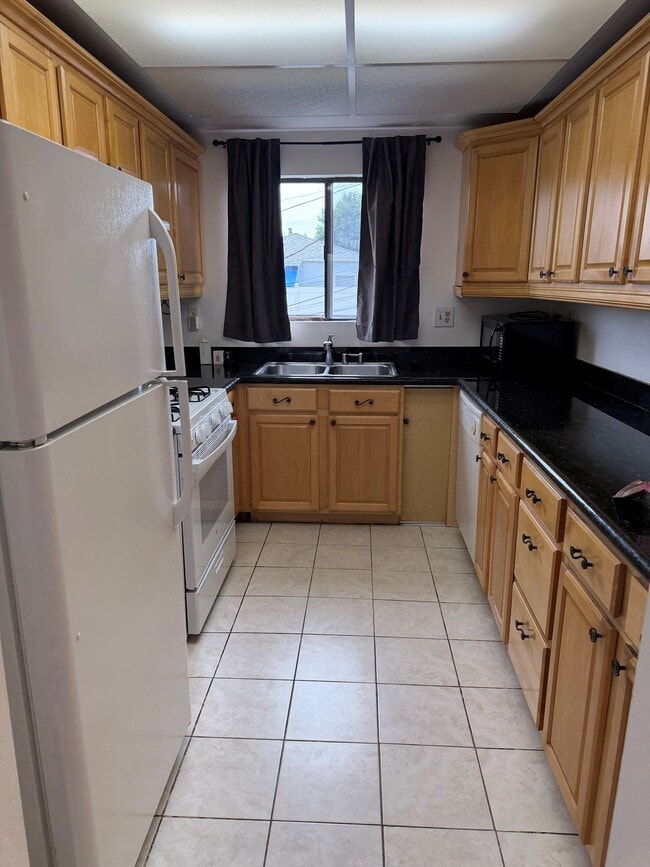 Building Photo - 557 E Tujunga Ave