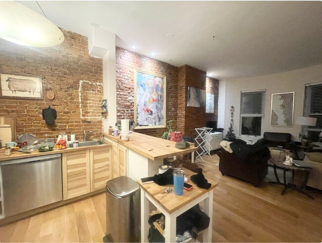 Building Photo - 11 E Lenox St