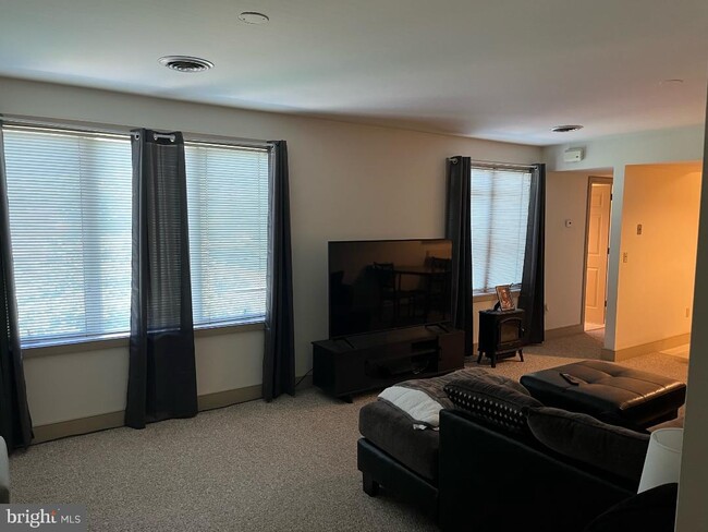 Foto del edificio - 1032 N Easton Rd