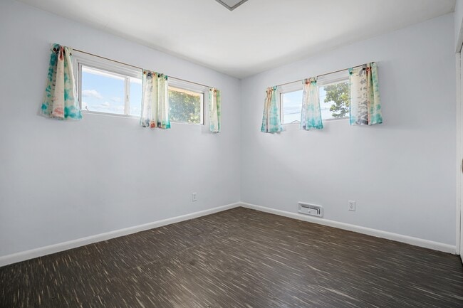 Building Photo - 1733 Maplewood Dr