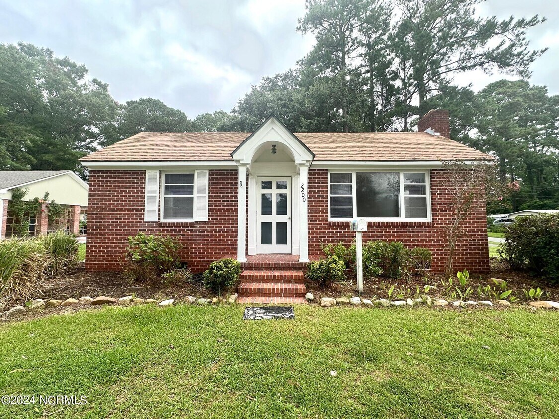 Primary Photo - 2200 Woodland Ave