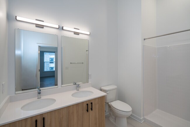 B1 Baño principal - Wrighthaven Square Apartments