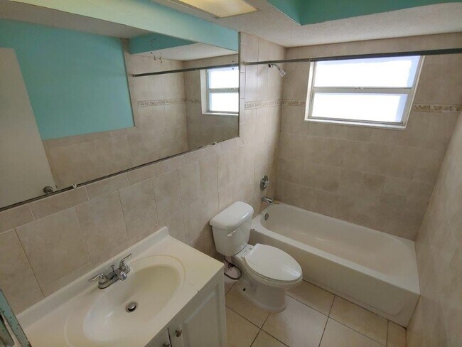 Foto del edificio - Gorgeous 3/2/1 1200 Sq. Ft. with fenced ya...