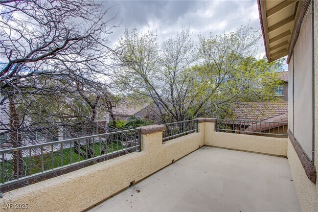 Foto del edificio - 11245 Newbury Hills Ave