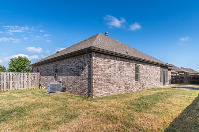 Building Photo - Beautiful Luxury Home!