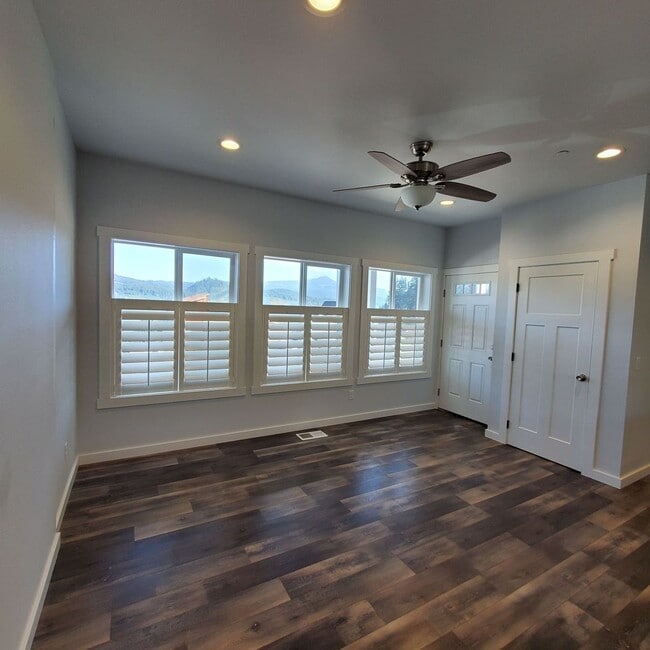 Foto del edificio - Dog friendly Lakeview 3 Bed: 2Bath w/2 Car...