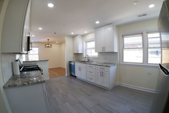 Foto del edificio - 8017 W Churchill Ave