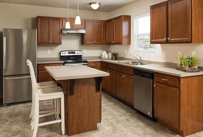 Building Photo - Large 4 bedroom 2000 sq ft home at a great value!