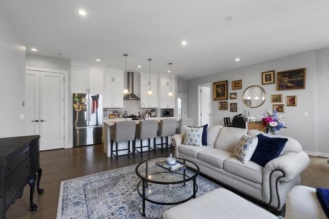 Building Photo - 3 bedroom in Chicago IL 60647