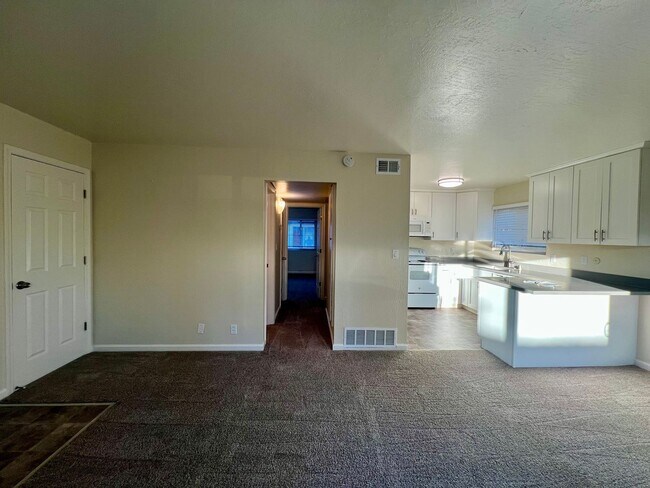 Building Photo - Renovated 2-bedroom, 1-bath Unit