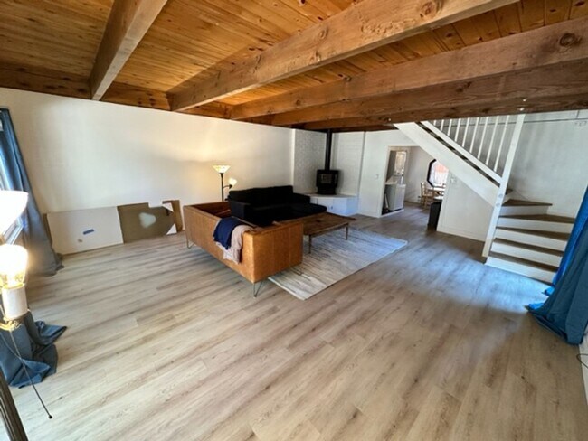 Building Photo - Large 2Bd back unit, partially furnished i...