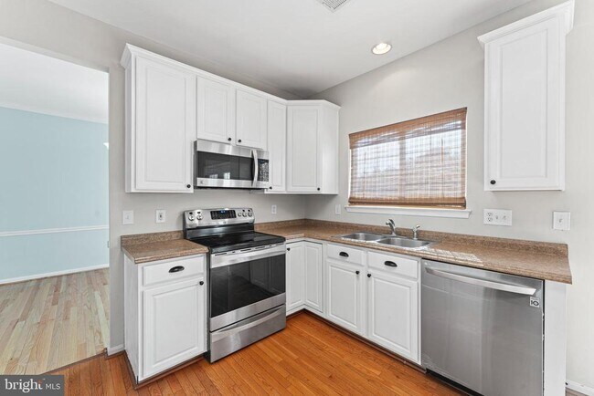 Building Photo - 6131 Waverly Way