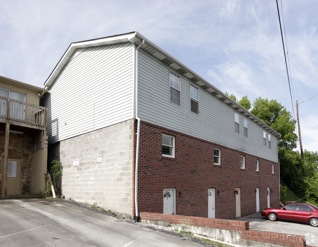 Building Photo - 702 Carlock Ave