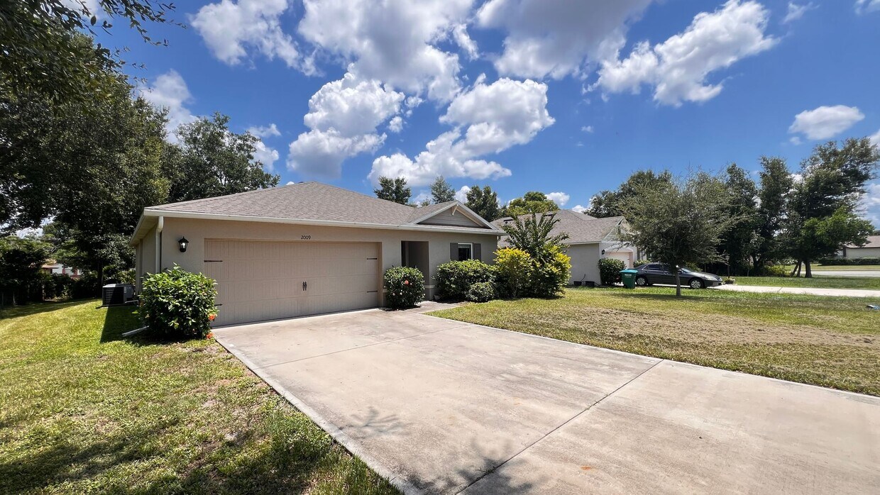 Primary Photo - Fantastic 3 Bedroom, 2 Bathroom Home in De...