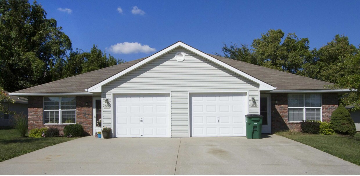 307 NW Woodbury Dr, Grain Valley, MO 64029 Townhome Rentals in Grain