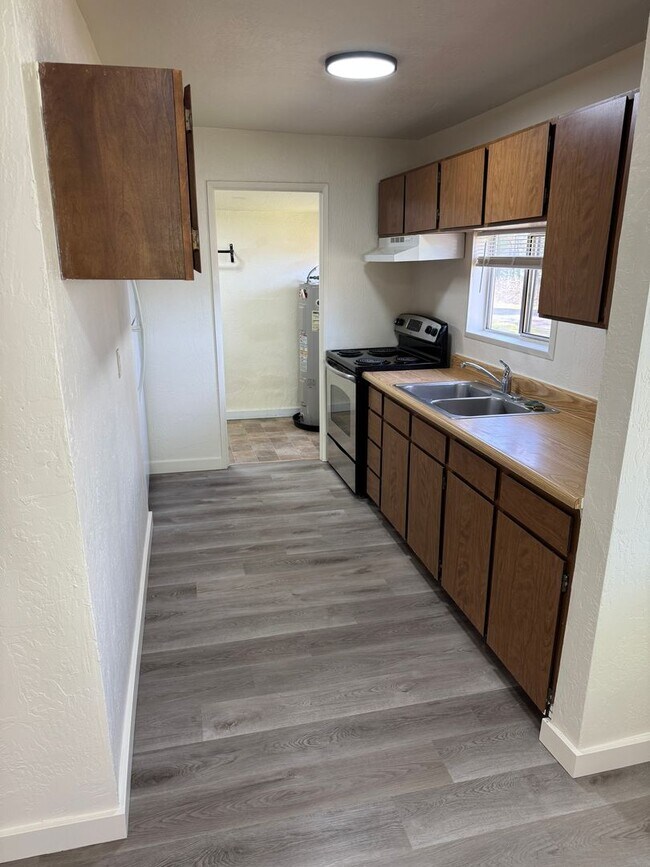 Foto del edificio - Freshly updated 2 bed, 1 bath house in Lowell