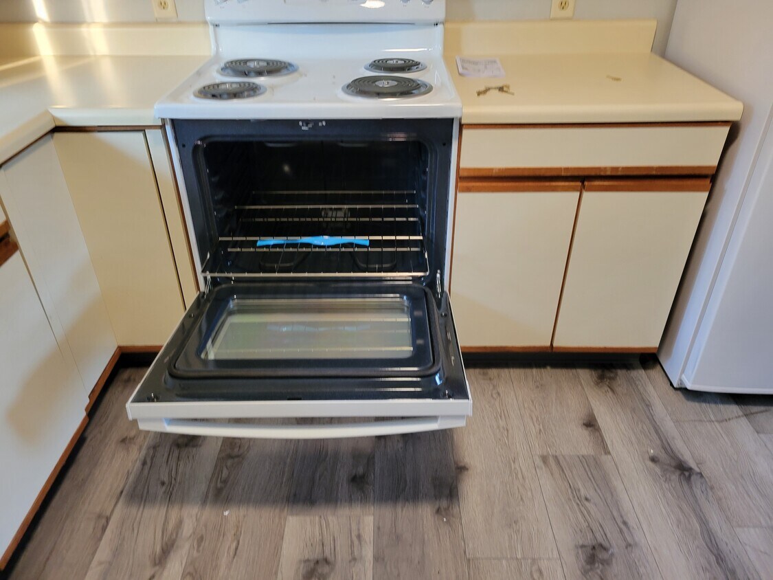 Kitchen - 617 W Shore Rd